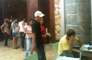 Jovens formam fila para se inscrever em cursos profissionalizantes em Maringá. São oferecidas duas mil vagas