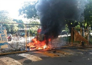 Professores da Universidade Estadual de Maringá paralisam atividades reivindicando melhores condições de trabalho e salários