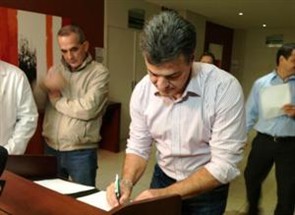 Governador Beto Richa assina em Maringá decreto de estado de emergência para 59 cidades do Estado