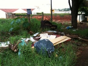 Prefeitura de Maringá já aplicou quase um milhão de reais em multas por causa de lixo e mato alto em terrenos vazios neste ano