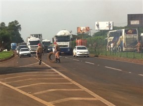 Polícia Rodoviária Estadual libera a passagem de caminhoneiros que não querem aderir à paralisação na PR-317, na saída para Campo Mourão