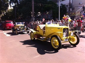 Carros antigos encerraram o desfile cívico em Maringá