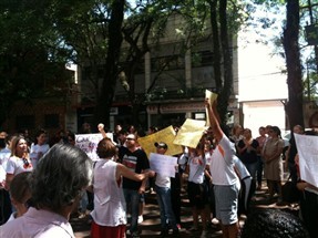 Professores da rede estadual de ensino protestam em Maringá