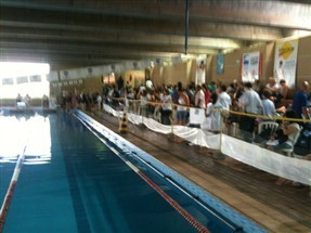 Mais de 300 crianças e adolescentes participam de um campeonato de natação em Maringá