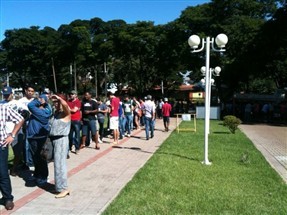 Fila e confusão no Fórum Eleitoral de Maringá no último dia para regularizar o título de eleitor