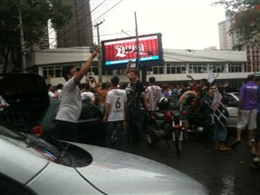 Torcida corinthiana para Avenida Tiradentes no centro de Maringá