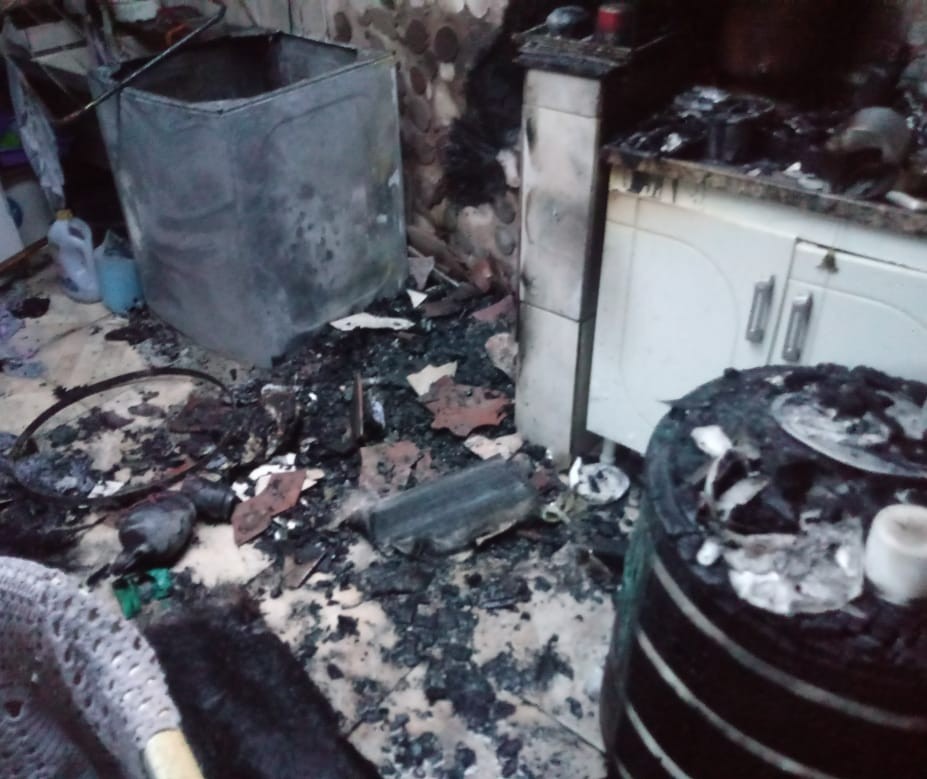 Máquina de lavar roupas causou incêndio que destruiu parte de casa em Maringá, dizem bombeiros