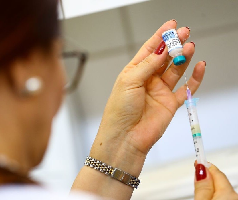 Covid-19: Ministério da Saúde volta a recomendar vacinação de adolescentes