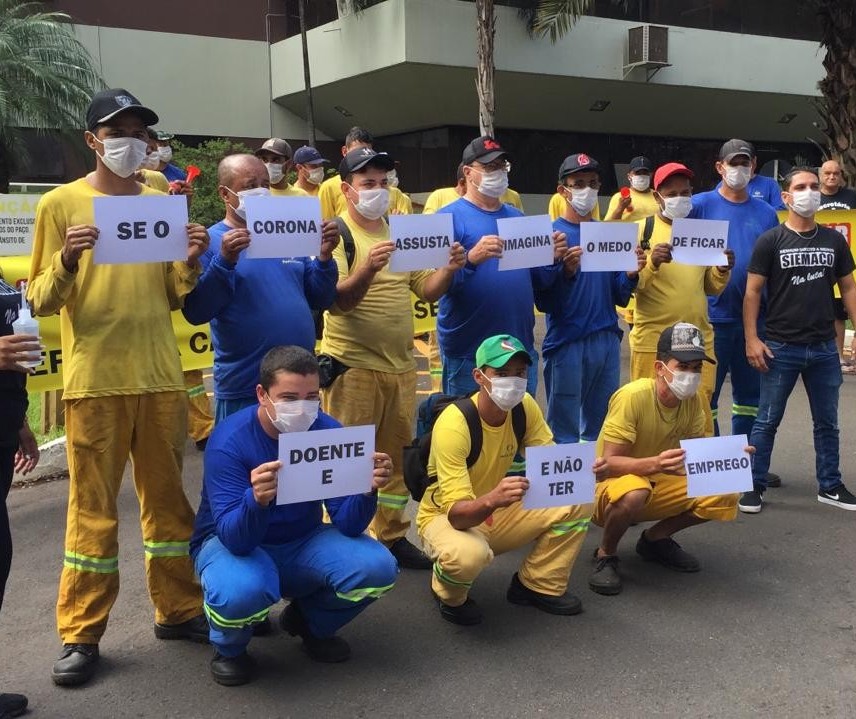 Trabalhadores protestam após suspensão de contrato com a prefeitura