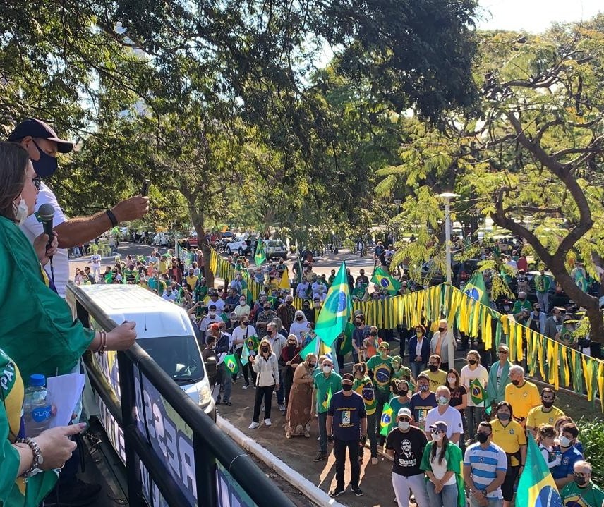 Manifestação a favor do voto auditável percorre o centro de Maringá