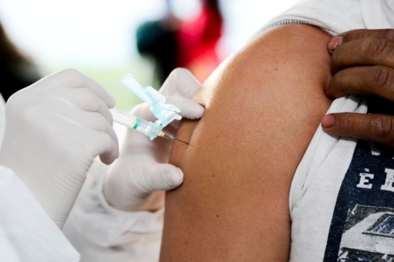 Maringá suspende vacinação de trabalhadores da educação até chegada de mais doses
