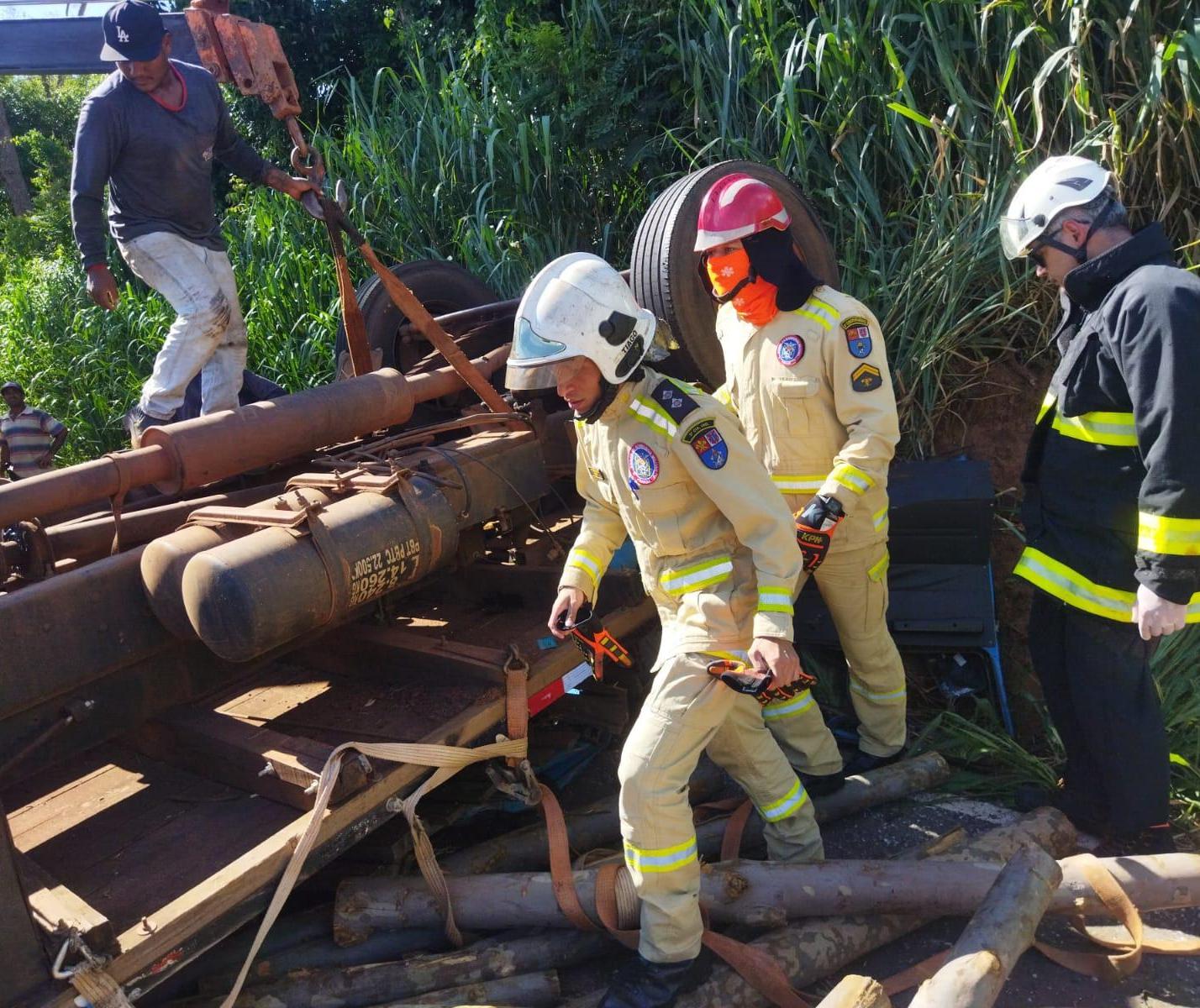 Caminhão cai na canaleta, capota e motorista morre na PR-576