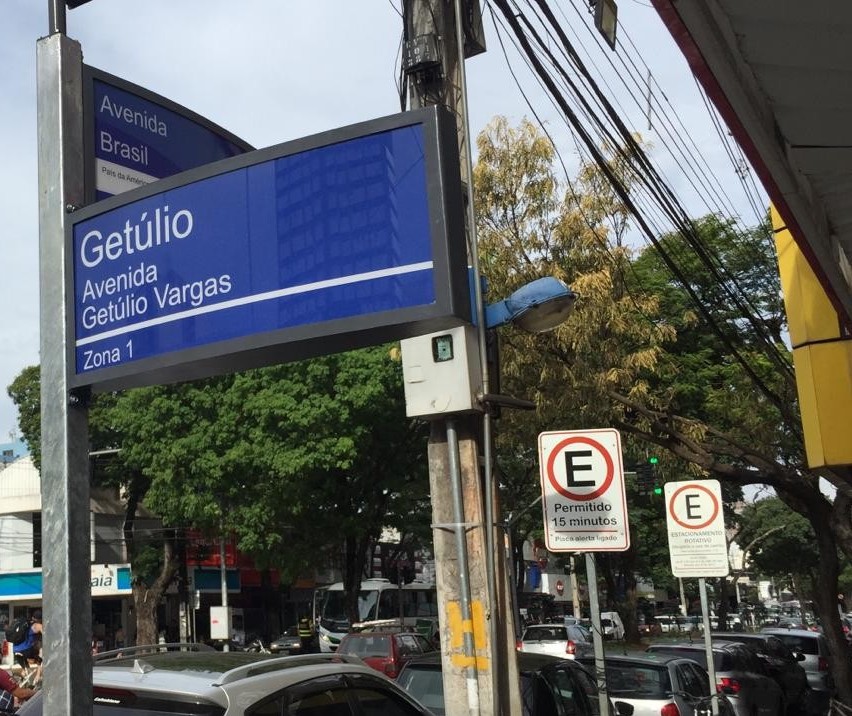 Placas solares com nome de ruas são instaladas em Maringá