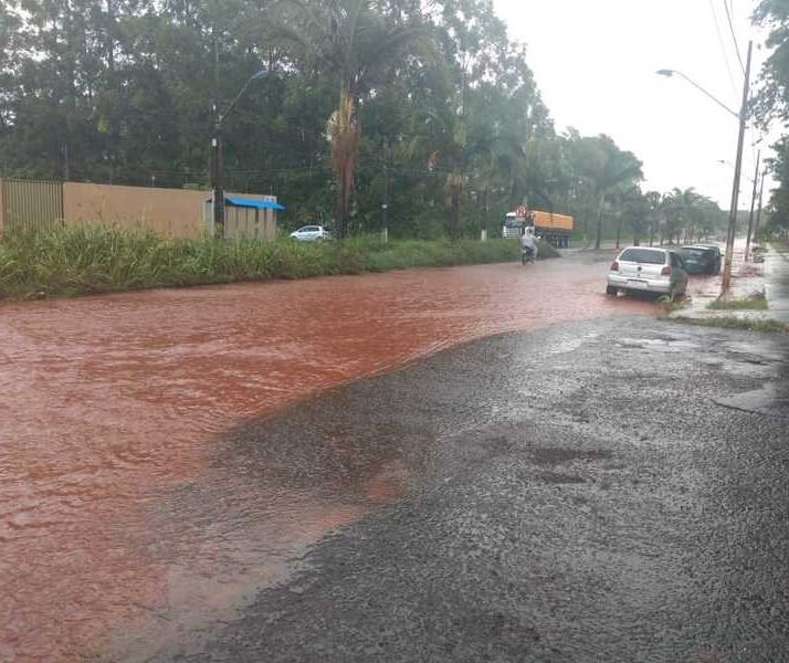 Chuva que caiu no começo da tarde desta terça-feira (12) alaga ruas e avenidas de Maringá; vídeo