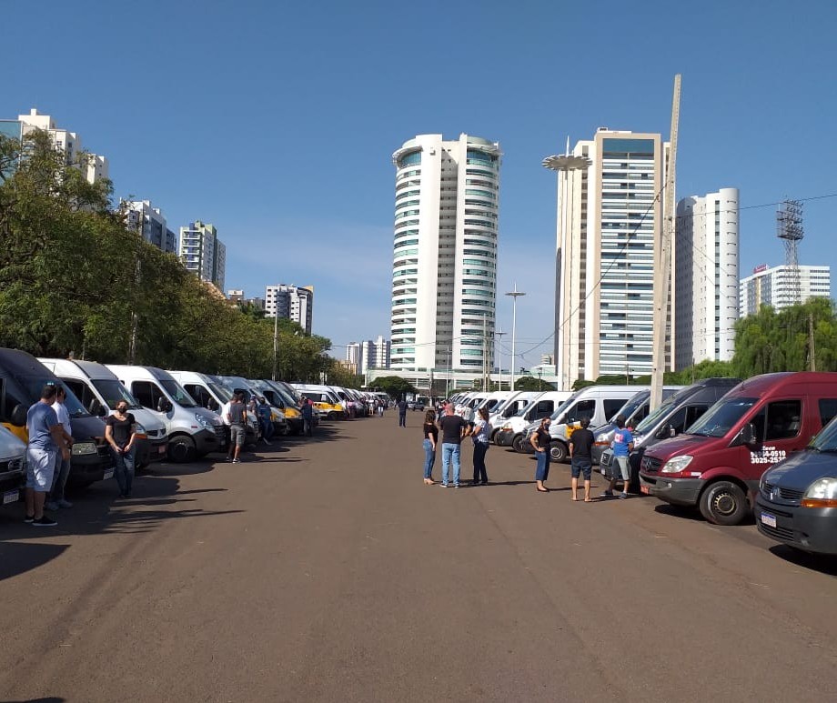 Motoristas de transporte escolar fazem ato em Maringá