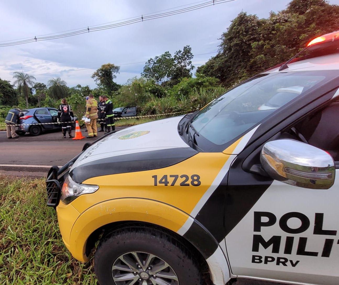 Carros batem de frente e passageira morre em acidente na PR-577