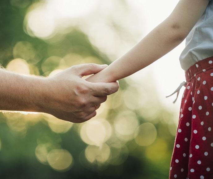 Menina é entregue por engano a outra família em escola de Cascavel