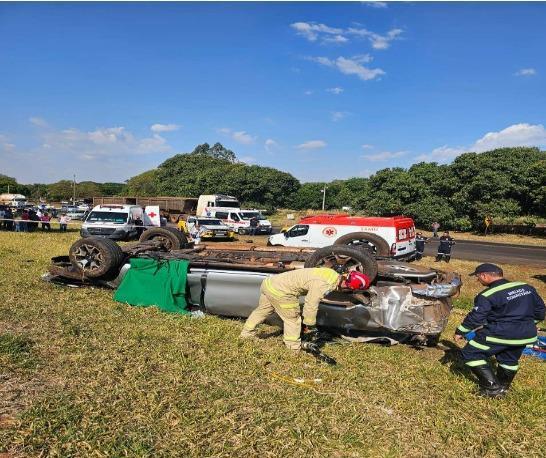 Mulher morre em acidente entre duas caminhonetes na PR-463