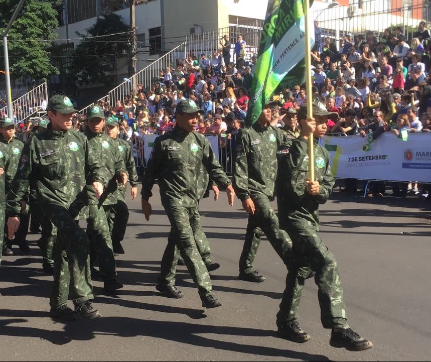 Desfile cívico-militar completa 70 anos em Maringá