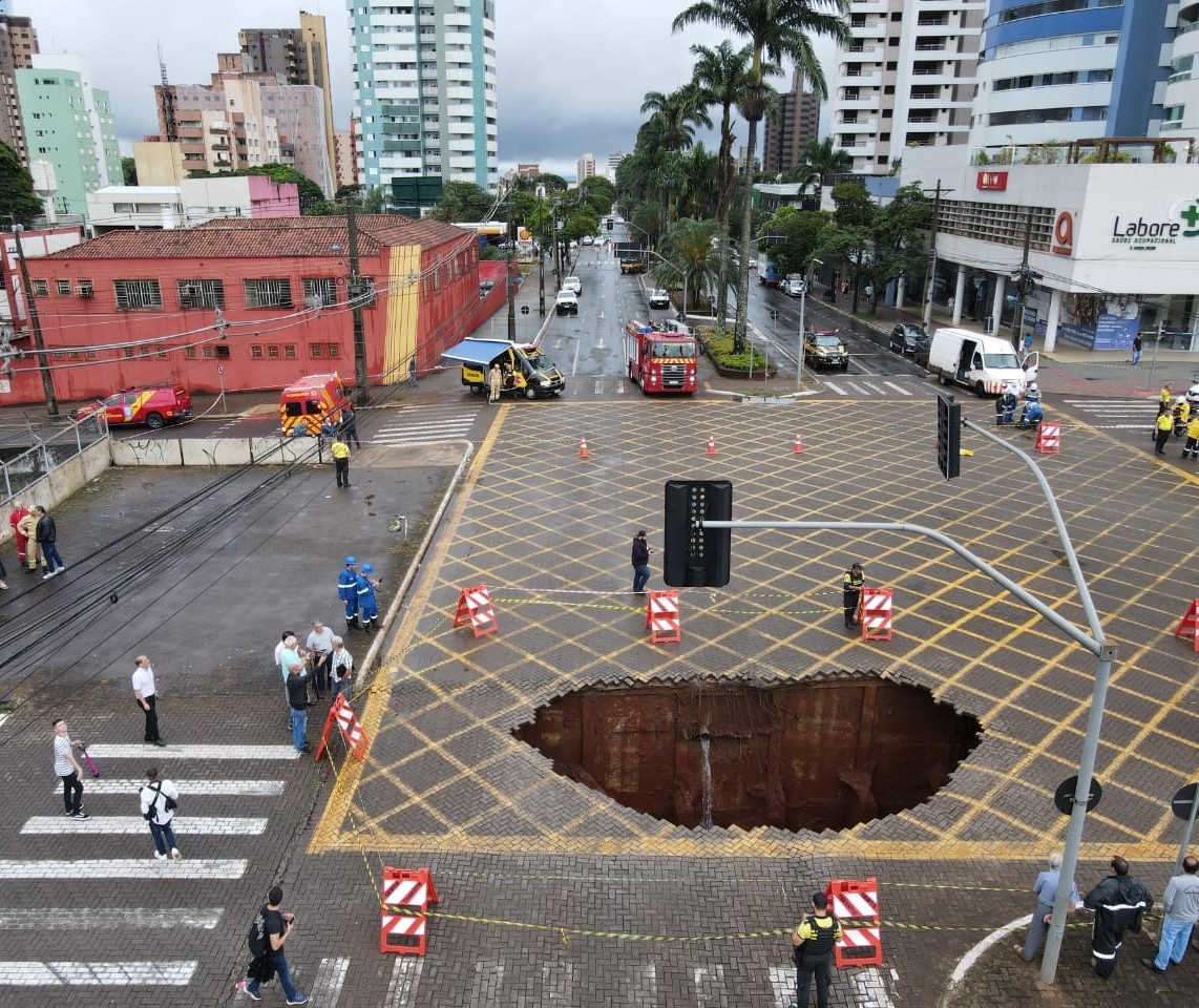 Adutora da Sanepar se rompe e abre cratera no centro de Maringá, diz prefeitura