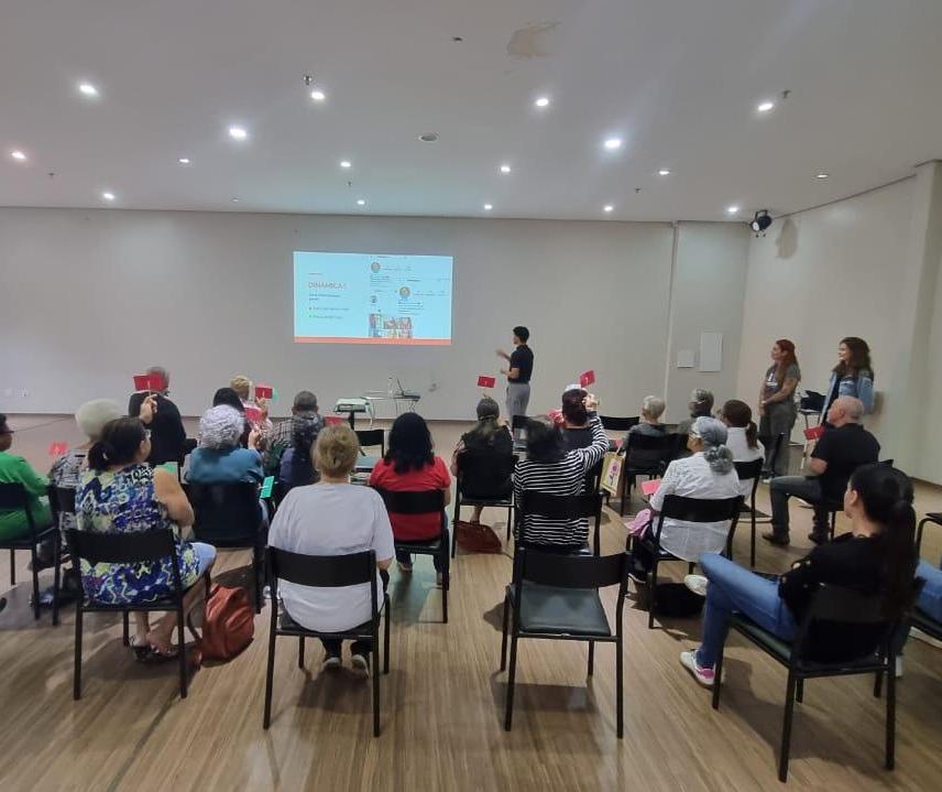 Idosos têm aula para aprender a usar smartphone
