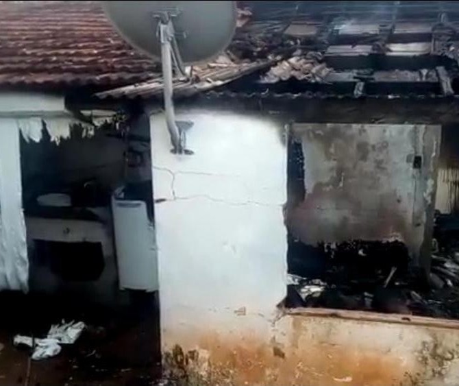 Criança coloca fogo em colchão em Maringá, diz bombeiros