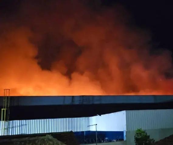 Incêndio de grandes proporções atinge supermercado em Cambé