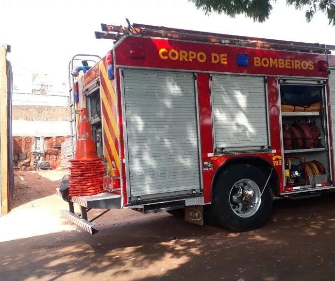 Bombeiros resgatam trabalhador que caiu em buraco em Maringá