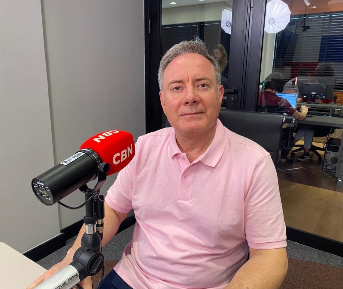 Como o olhar pode induzir o comportamento em sala de aula?