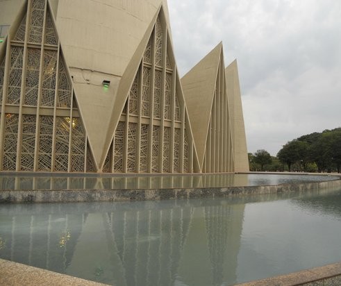 Prefeitura esvazia espelhos d’água da Catedral de Maringá