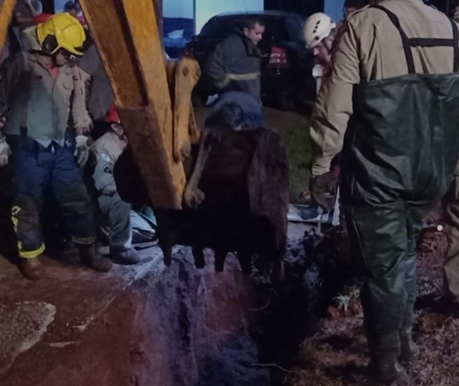 Criança é resgatada após cair em buraco de 3 metros em Mamborê