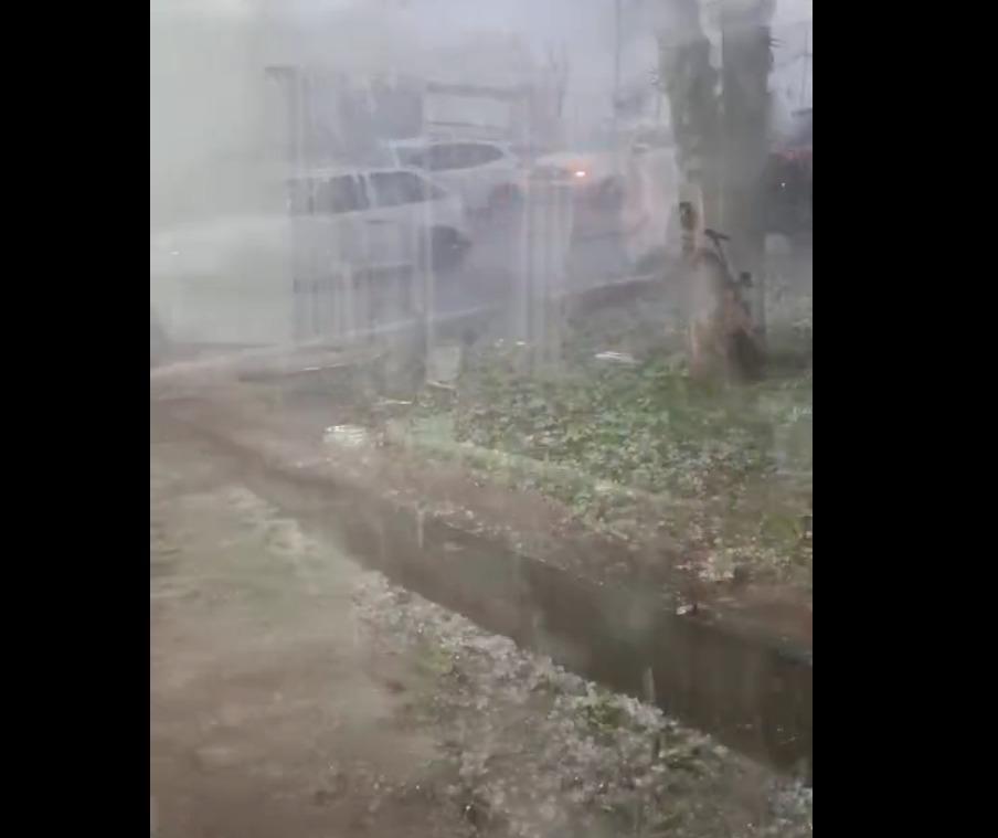 Chuva de granizo em Campo Mourão e enxurrada na rodovia em Terra Boa