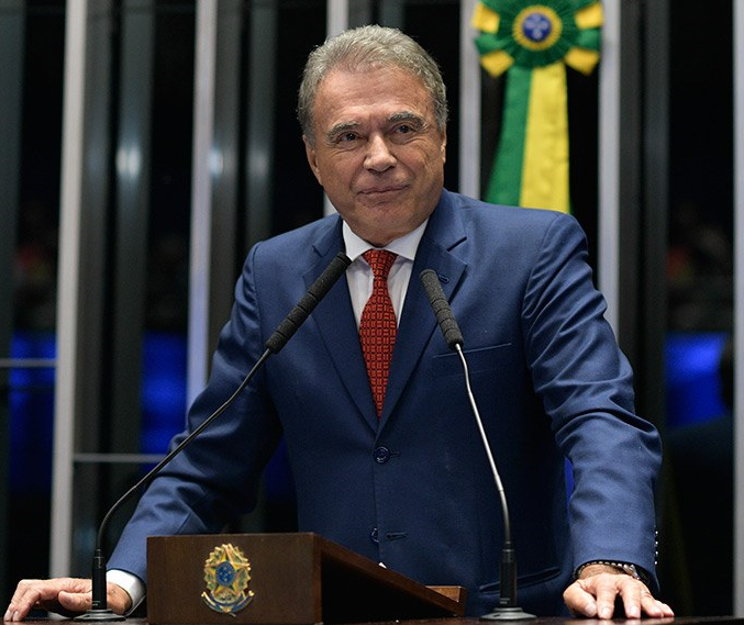 País precisa de uma opção que não seja votar em quem frustra e frustrou os brasileiros, diz senador
