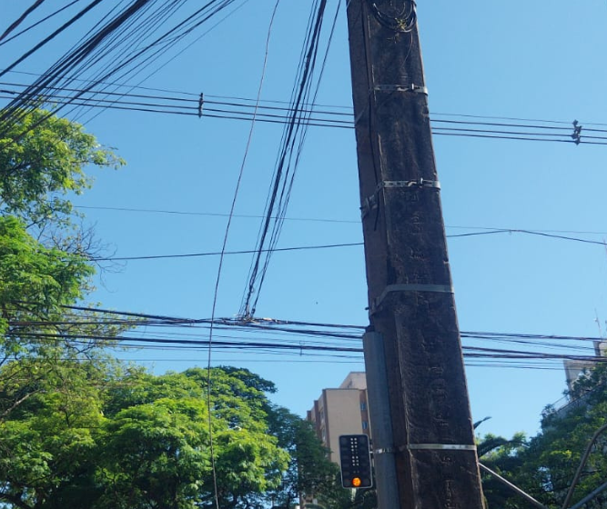 Procon notifica Copel para retirar cabos soltos em toda a cidade