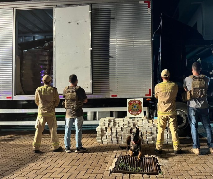 PF apreende 228 quilos de cocaína em fundo falso de caminhão-baú