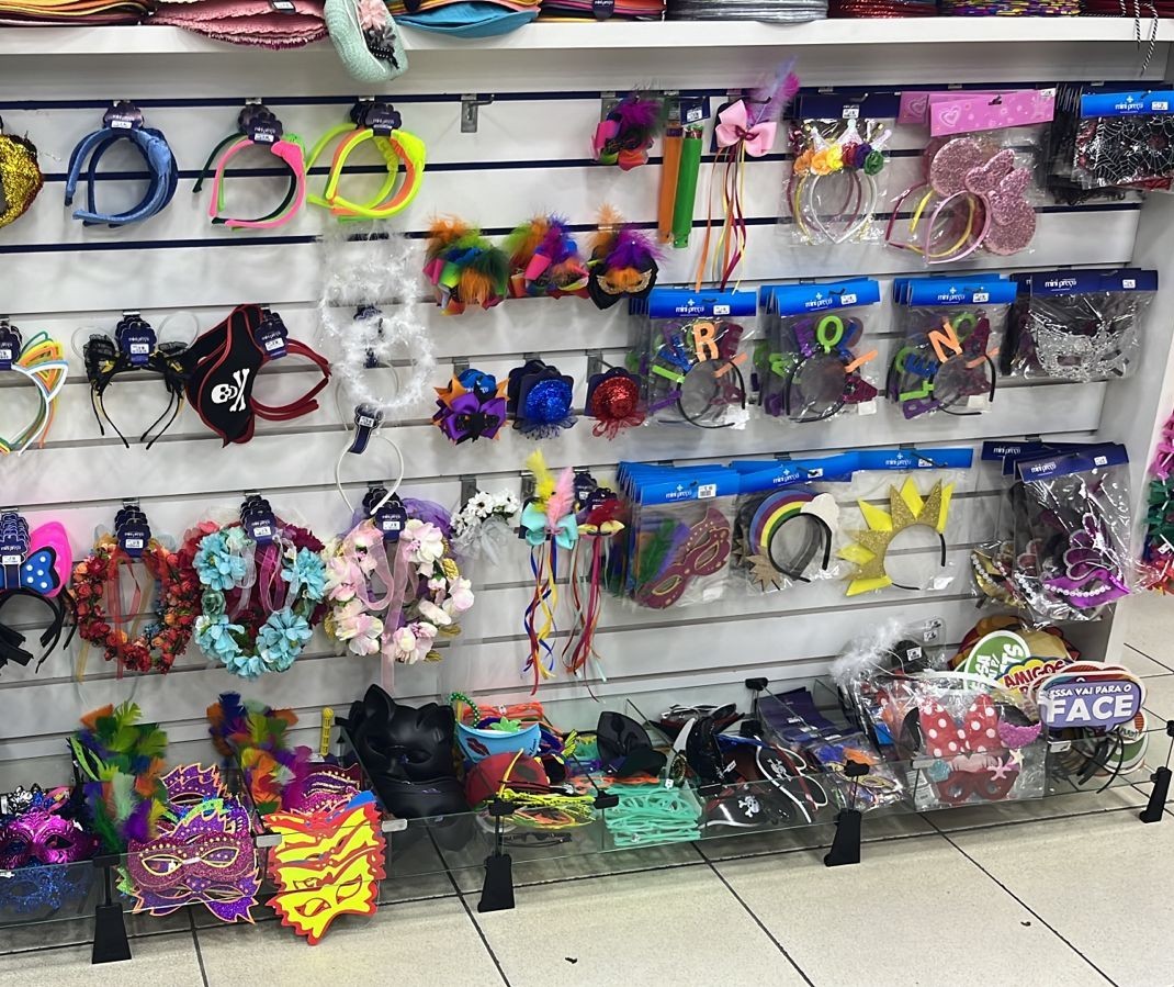 Movimento nas lojas de adereços e fantasias de carnaval em Maringá