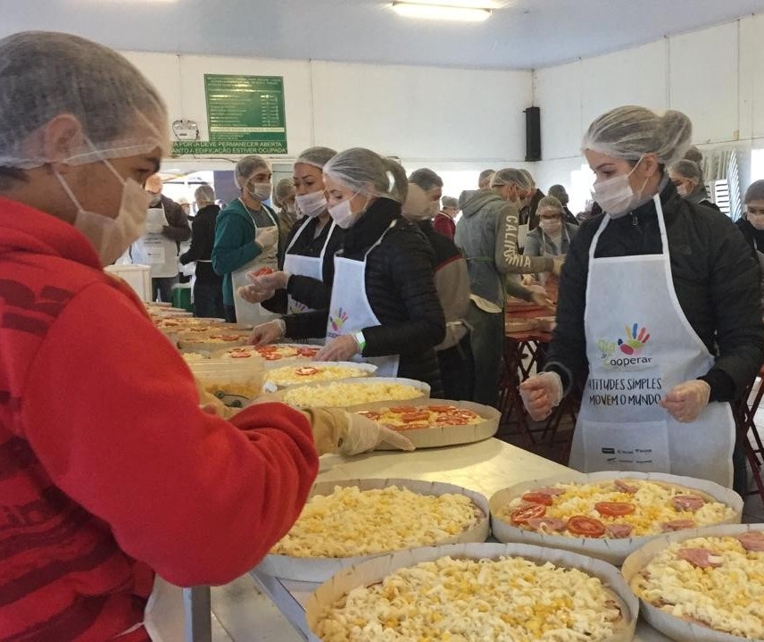 Voluntários colocam 'as mãos na massa’ em Maringá no Dia de Cooperar