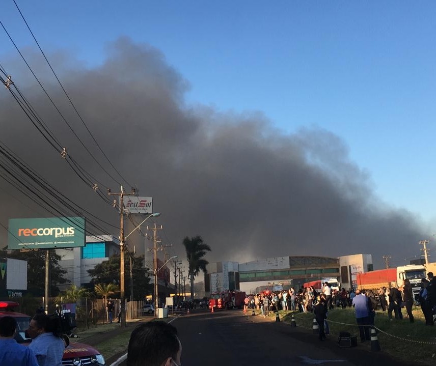 Incêndio atinge shopping atacadista em Maringá 