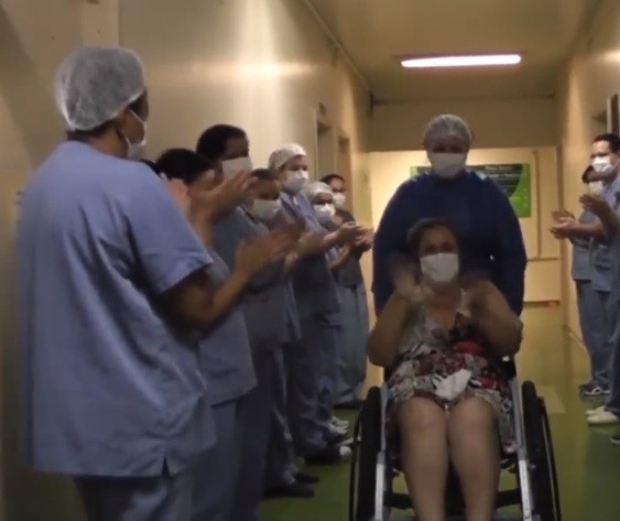 Vídeo mostra paciente com Covid-19 aplaudida após ter alta