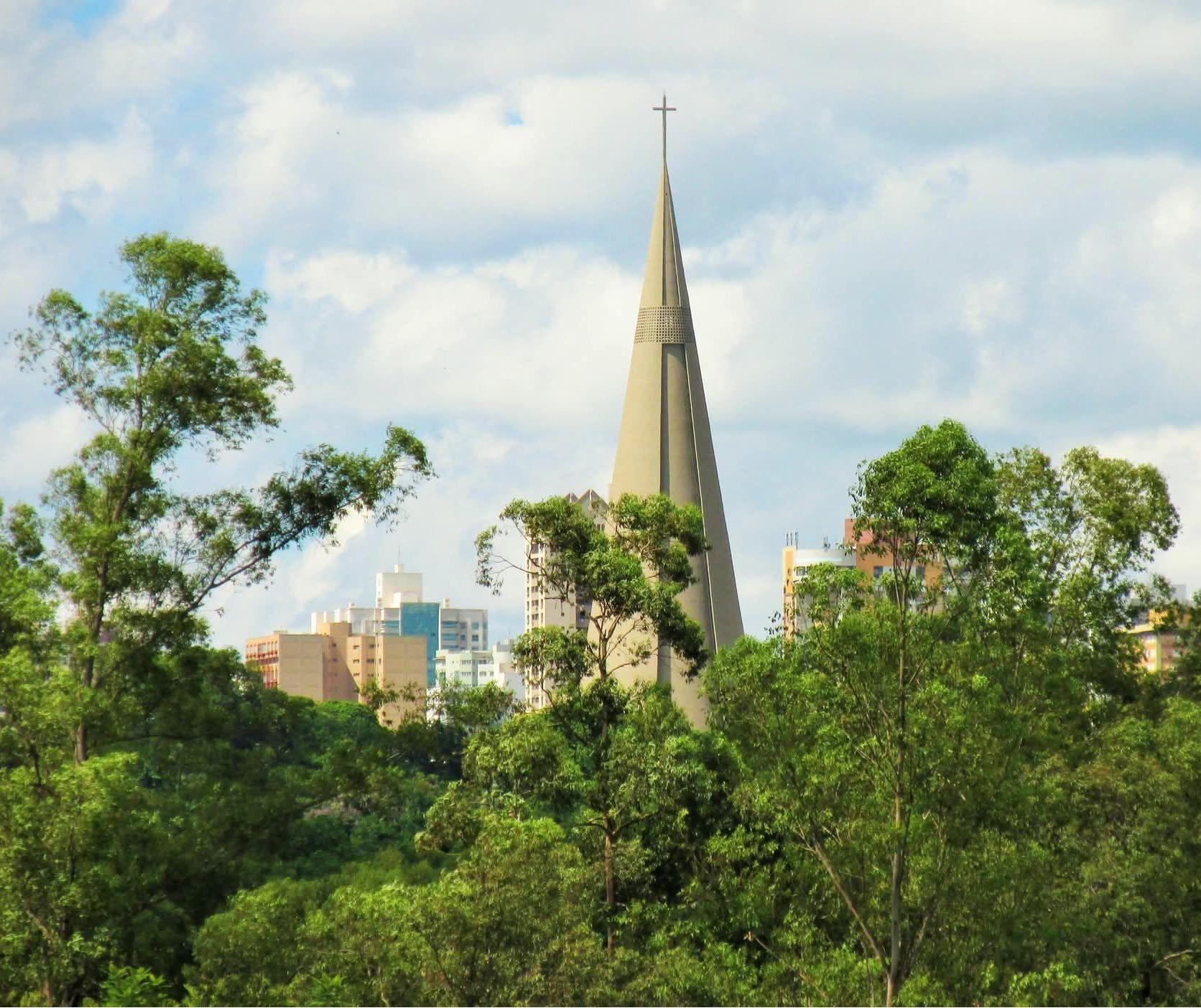 Maringá tem dia nublado, chance de chuva e calor de 32° C