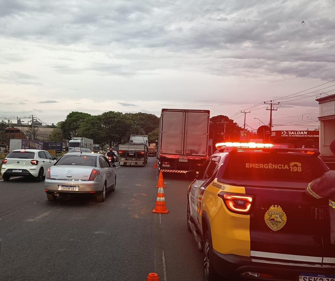 Engavetamento de caminhões deixa motorista ferido na PR-317 perto do trevo do Catuaí