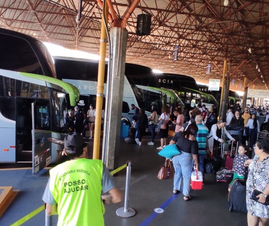 Terminal rodoviário de Maringá registra movimento intenso às vésperas do Natal