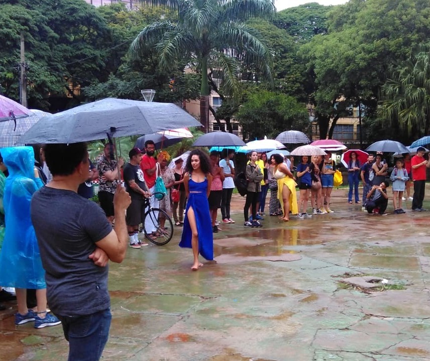 Debaixo de chuva, ato em memória de Marielle é realizado em Maringá