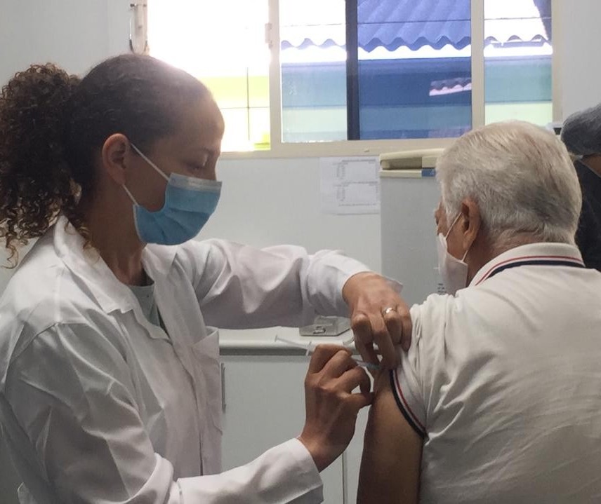 Idosos da população em geral com 90 anos ou mais começam a ser vacinados contra Covid-19 em Maringá 