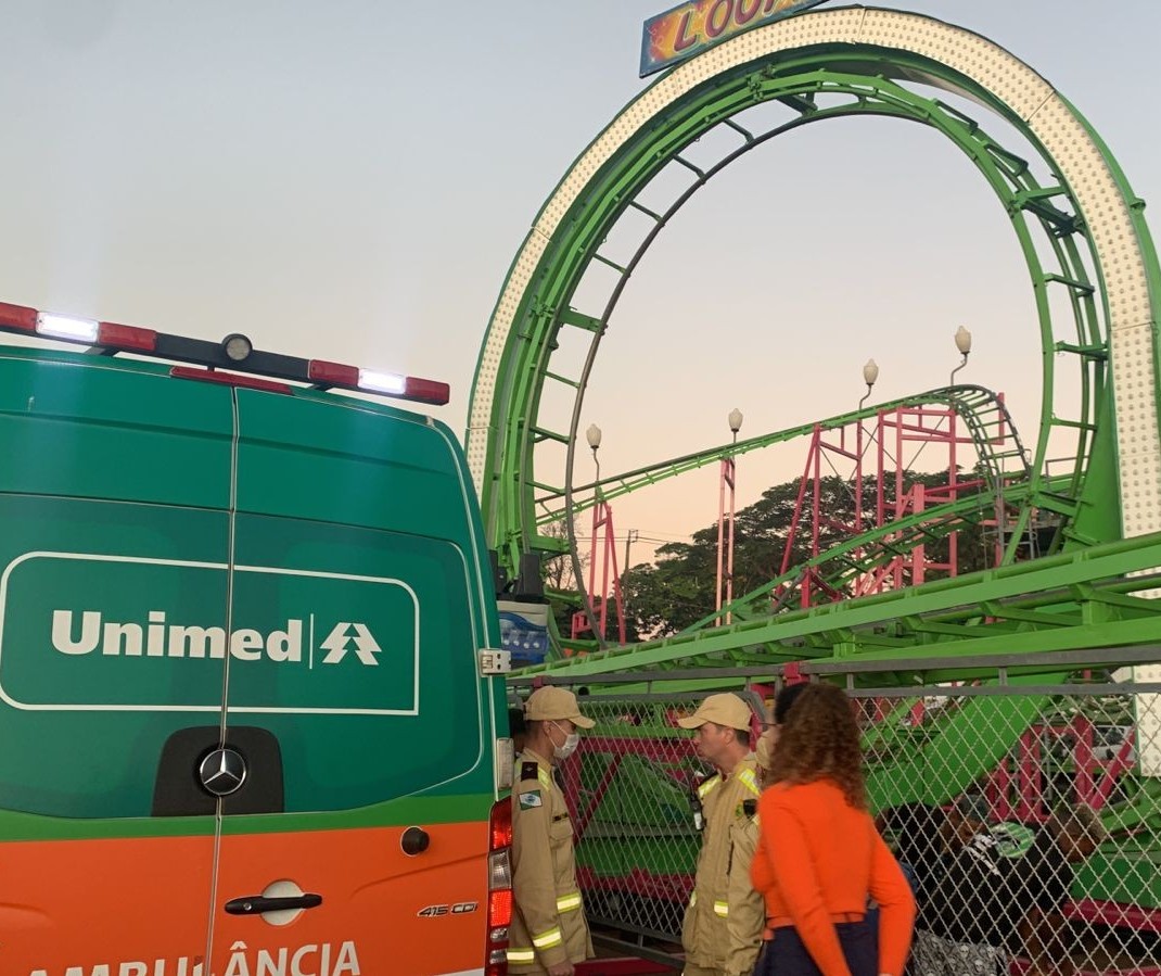 Funcionário cai de montanha russa no parque de diversões na Expoingá
