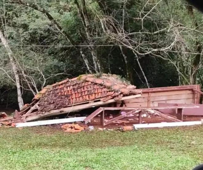 Bebê fica gravemente ferida após queda de quiosque em Catanduvas