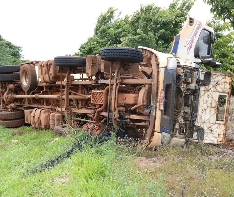 Motorista de caminhão morre no HU de Maringá após grave acidente na rodovia
