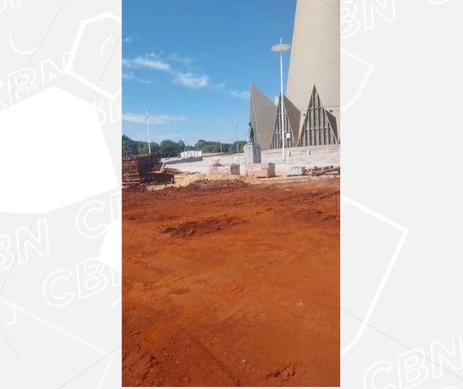 Praça da Catedral será liberada ao público até dia 30, garante prefeitura