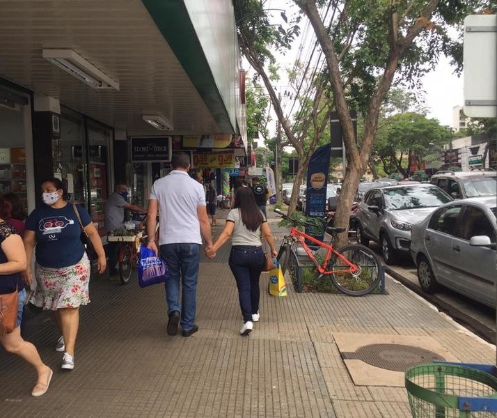 Lojas de rua de Maringá funcionam até 21h nesta sexta-feira (11)