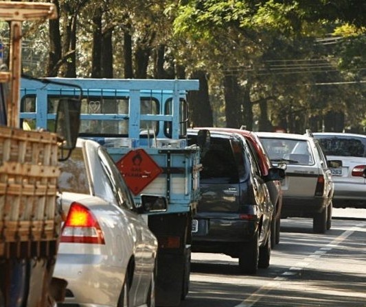Quase metade dos veículos do Paraná está com licenciamento irregular, afirma Detran